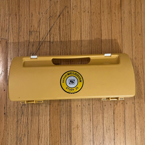 Suzuki Melodion (melodica/melody horn/etc.) in Yellow - Picture 3 of 6